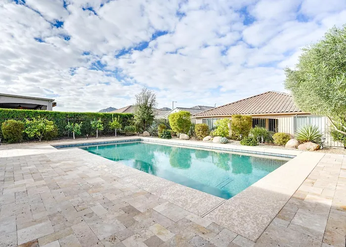 Outdoor Oasis & Amenity Access: Retreat Holiday home Buckeye